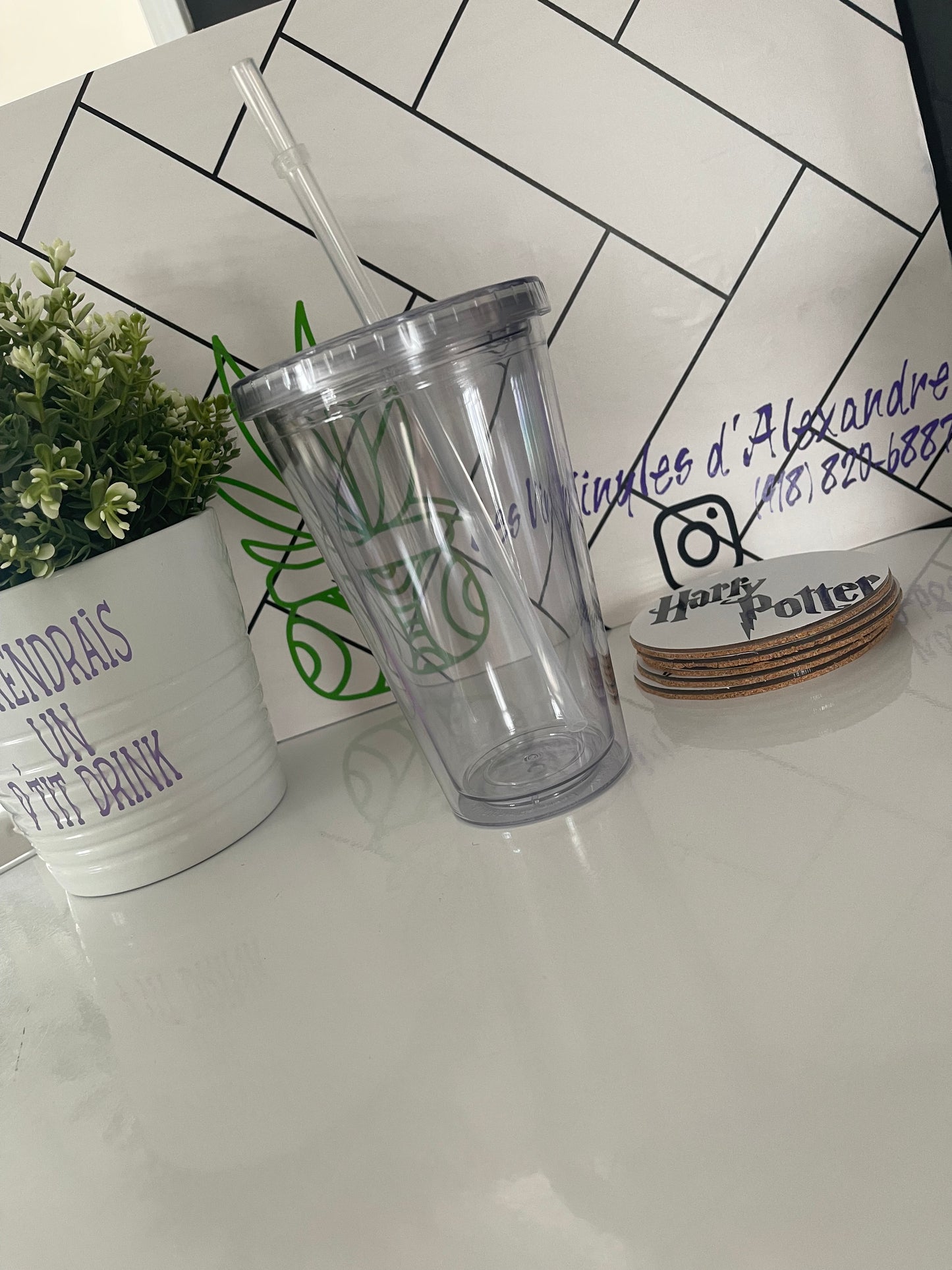 Verre en plastique avec paille.