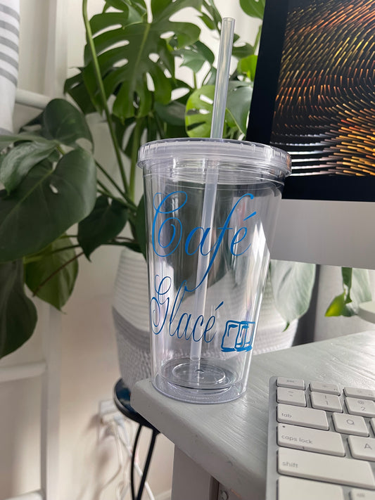 Verre en plastique avec paille.