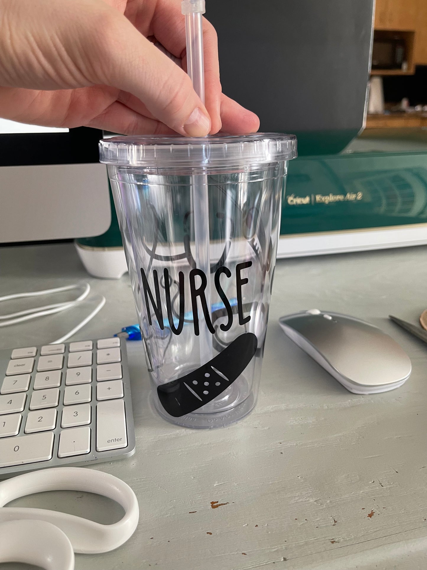 Verre en plastique avec paille.