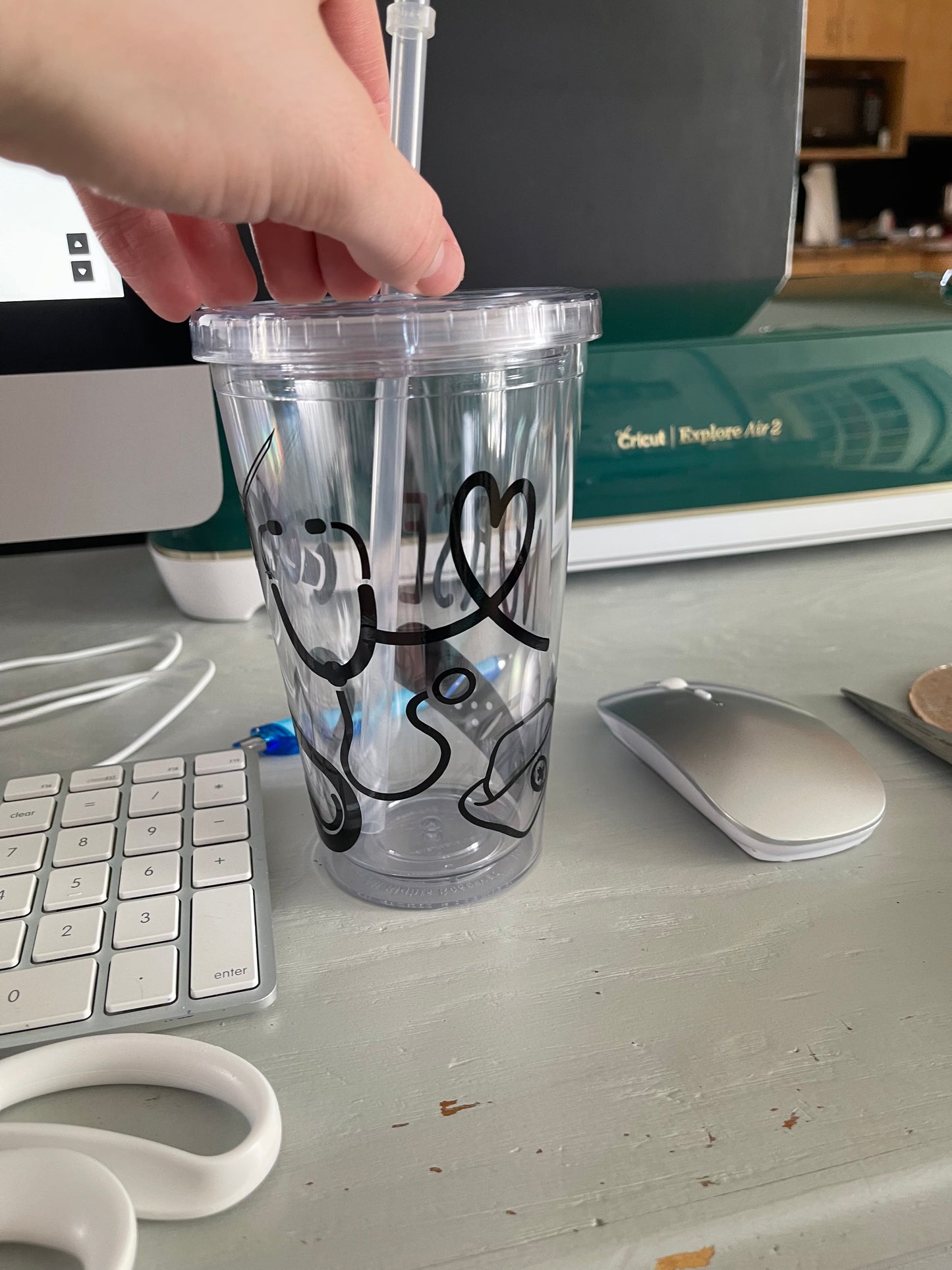 Verre en plastique avec paille.